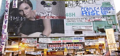 Pancartas expuestas en la Puerta del Sol