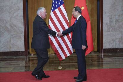El Secretario de Estado Rex Tillerson (i) y el consejero de Estado chino, Yang Jiechi