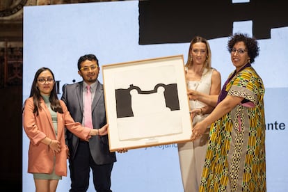 El premio a la mejor cobertura multimedia ha recaído sobre 'Ciudad sin agua, un pueblo contra el gigante de Concreto', publicado por N+Focus. La escritora Najat El Hachmi y la deportista Mireia Belmonte han entregado el reconocimiento a Jennifer González Posadas y Alejandro Melgoza Rocha.