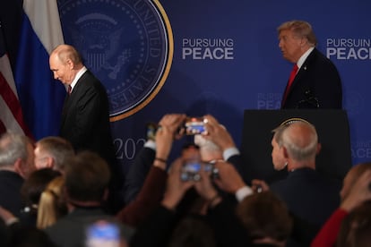 Vladímir Putin y Donald Trump, al término de la conferencia de prensa en Alaska, el 15 de agosto.