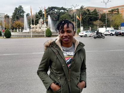 Emily Sini, nigeriana rescatada por el barco Aquarius el pasado julio, posa en la plaza de Cibeles después de su charla en el encuentro Ilegal es dejarles morir organizado por la Comisión Española de Ayuda al Refugiado en el Ayuntamiento de Madrid el 18 de diciembre, Día Internacional del Migrante.