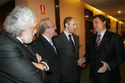 Artur Mas (derecha) dialoga con Josep Maldonado, Jordi Vilajoana y Josu Erkoreka en el Club Siglo XXI.