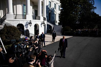 El presidente Trump se dirige a los periodistas a su salida de la Casa Blanca, antes de viajar a Texas.