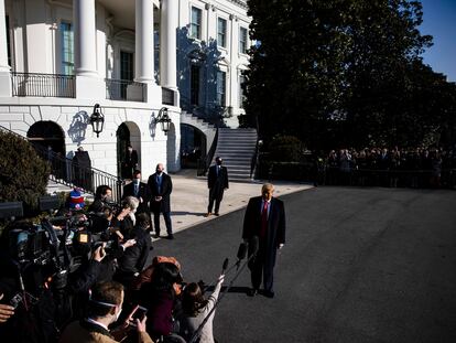 El presidente Trump se dirige a los periodistas a su salida de la Casa Blanca, antes de viajar a Texas.