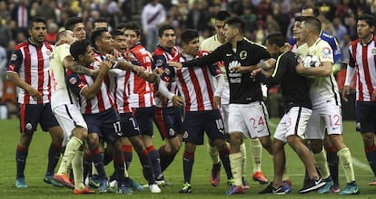 Los jugadores de América y Chivas discuten en el estadio Azteca