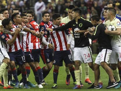 Los jugadores de América y Chivas discuten en el estadio Azteca