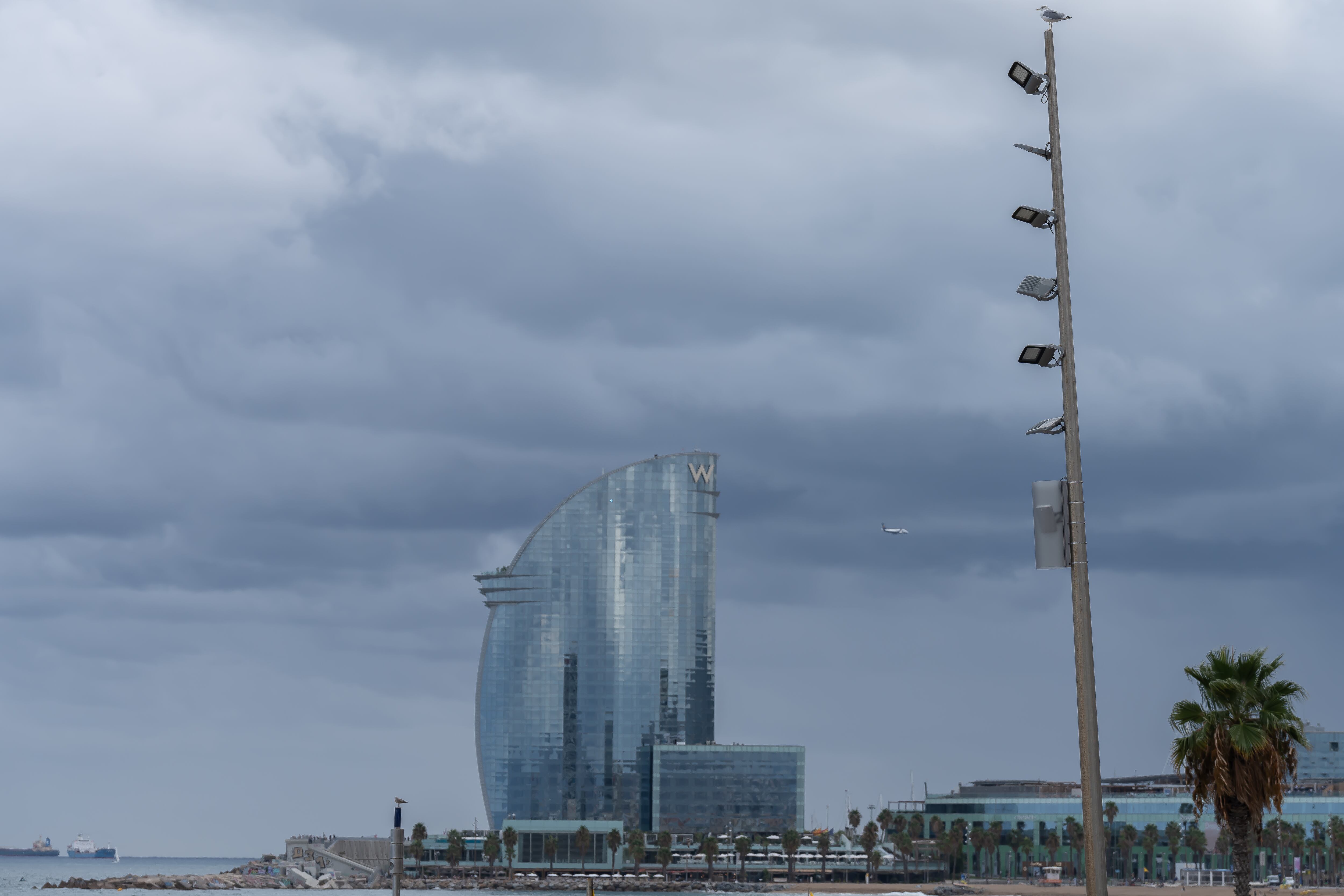 Una mini antena de telecomunicaciones instalada por Cellnex junto a la playa de Barcelona. 