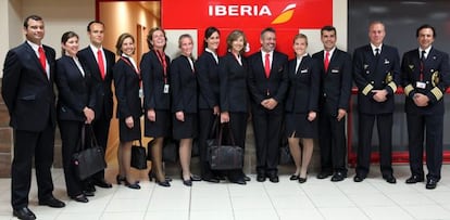 La tripulación del Airbus A330-300 de Iberia posa durante la ceremonia del vuelo de reinauguración de la ruta La Habana-Madrid en La Habana (Cuba).