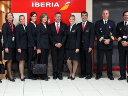 La tripulación del Airbus A330-300 de Iberia posa durante la ceremonia del vuelo de reinauguración de la ruta La Habana-Madrid en La Habana (Cuba).