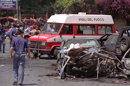 Oficiales de policía trabajan en el lugar del atentado contra el juez antimafia Paolo Borsellino y sus escoltas, el 19 de julio de 1992.