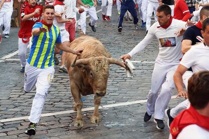 Un toro de la ganadería gaditana de Núñez del Cuvillo a su paso por el tramo de Telefónica.