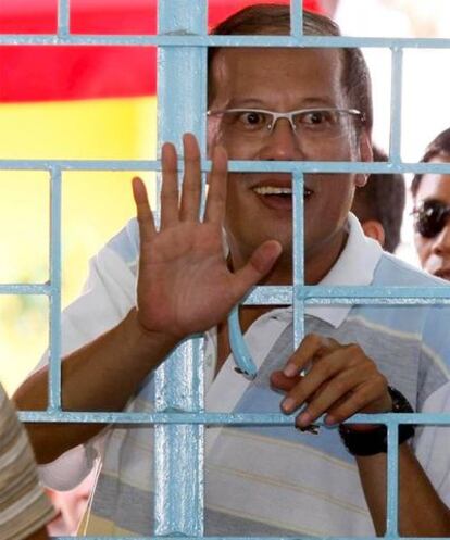 Benigno Aquino, en su colegio electoral al norte de Manila.