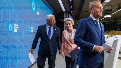 Desde la izquierda: el presidente del Consejo Europeo, Antonio Costa, la de la Comisión Europea, Ursula von der Leyen, y el primer ministro de Polonia, Donald Tusk, al acabar la cumbre de líderes del pasado 3 de febrero.