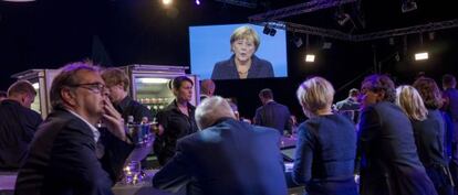 Imágen de la canciller democristiana Angela Merkel, durante el debate en el que se enfrentó a su rival Peer Steinbrueck en los estudios de televisión Adlershof el domingo.