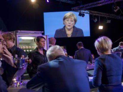 Imágen de la canciller democristiana Angela Merkel, durante el debate en el que se enfrentó a su rival Peer Steinbrueck en los estudios de televisión Adlershof el domingo. 