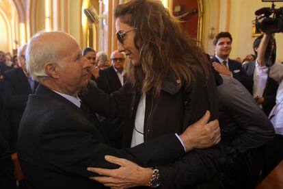 El hermano de Chiquito de la Calzada, Tomás Sánchez, saluda a Paz Padilla en el funeral del cómico, celebrado en Málaga el 12 de noviembre de 2027.