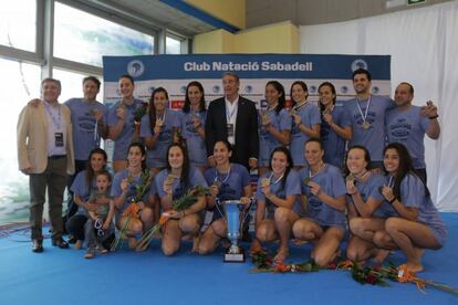 El Sabadell con la copa de Europa.