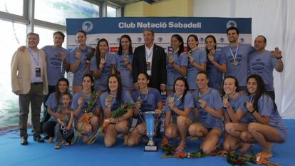 El Sabadell con la copa de Europa.