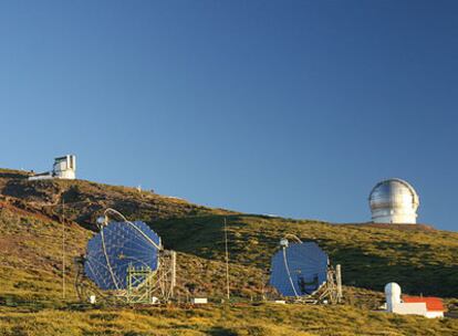 Los dos telescopios MAGIC observan las "estrellas fugaces" que producen los rayos gamma cuando atraviesan la atmósfera. Están en el Observatorio del Roque de los Muchachos en la isla de La Palma.