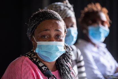 Tres mujeres inmigrantes que llegaron en patera a Canarias, que han sido separadas de sus hijos nada más desembarcar.