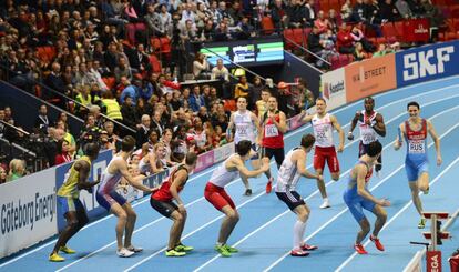 Los corredores se disponen a cambiar el testigo en la final de la prueba de 4x400m de los Europeos en pista cubierta de Gotemburgo