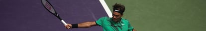 Federer devuelve la pelota durante la final contra Nadal.