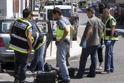 Varios policías examinan ayer el lugar en el que se produjo el tiroteo.