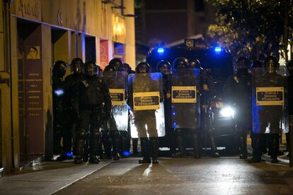 Agents antiavalots al barri de Gràcia. 