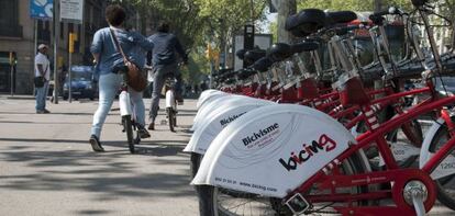 Una estación del Bicing en la plaza de la Universitat de Barcelona.