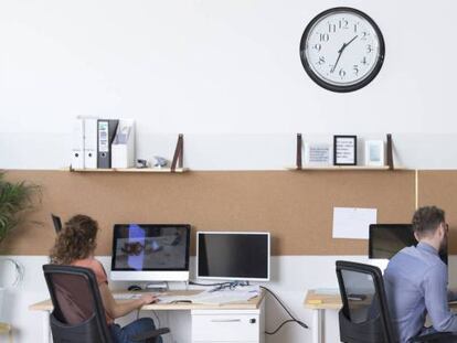 Las empresas no pueden imponer a sus trabajadores salir media hora más tarde