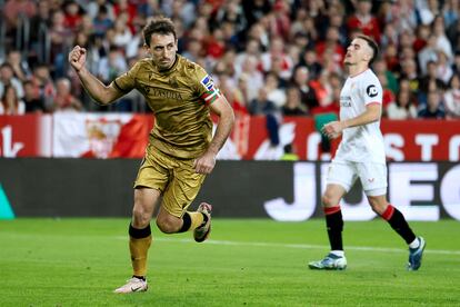 El capitán de la Real Sociedad, Mikel Oyarzabal, celebra el segundo gol conseguido ante el Sevilla FC este domingo.