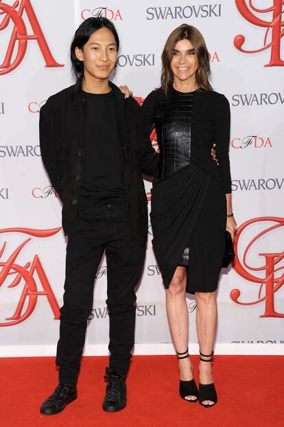 Carine Roitfeld llegó acompañada del diseñador Alexander Wang, ambos en negro absoluto.