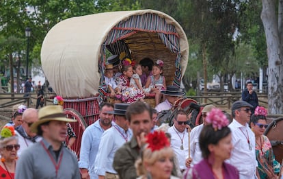 Peregrinos de la Hermandad de Villamanrique por la aldea de El Rocío.