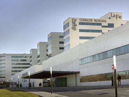 El hospital La Fe de Valencia, donde est&aacute; ingresada la menor herida. 