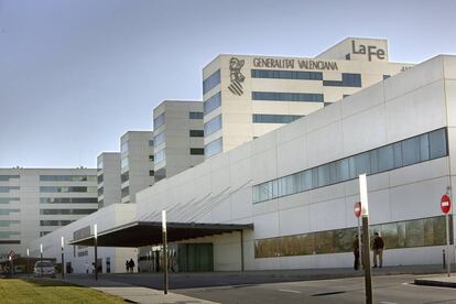 El hospital La Fe de Valencia, donde está ingresada la menor herida.