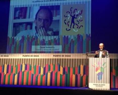 O filósofo espanhol Daniel Innerarity durante sua apresentação em Valparaíso.