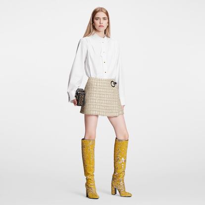 Si buscas una pieza especial pero que puedas llevar a diario, te gustará esta minifalda de Louis Vuitton, en un discreto tweed de tonos naturales, pero detalles de lúrex brillante.

2.270€