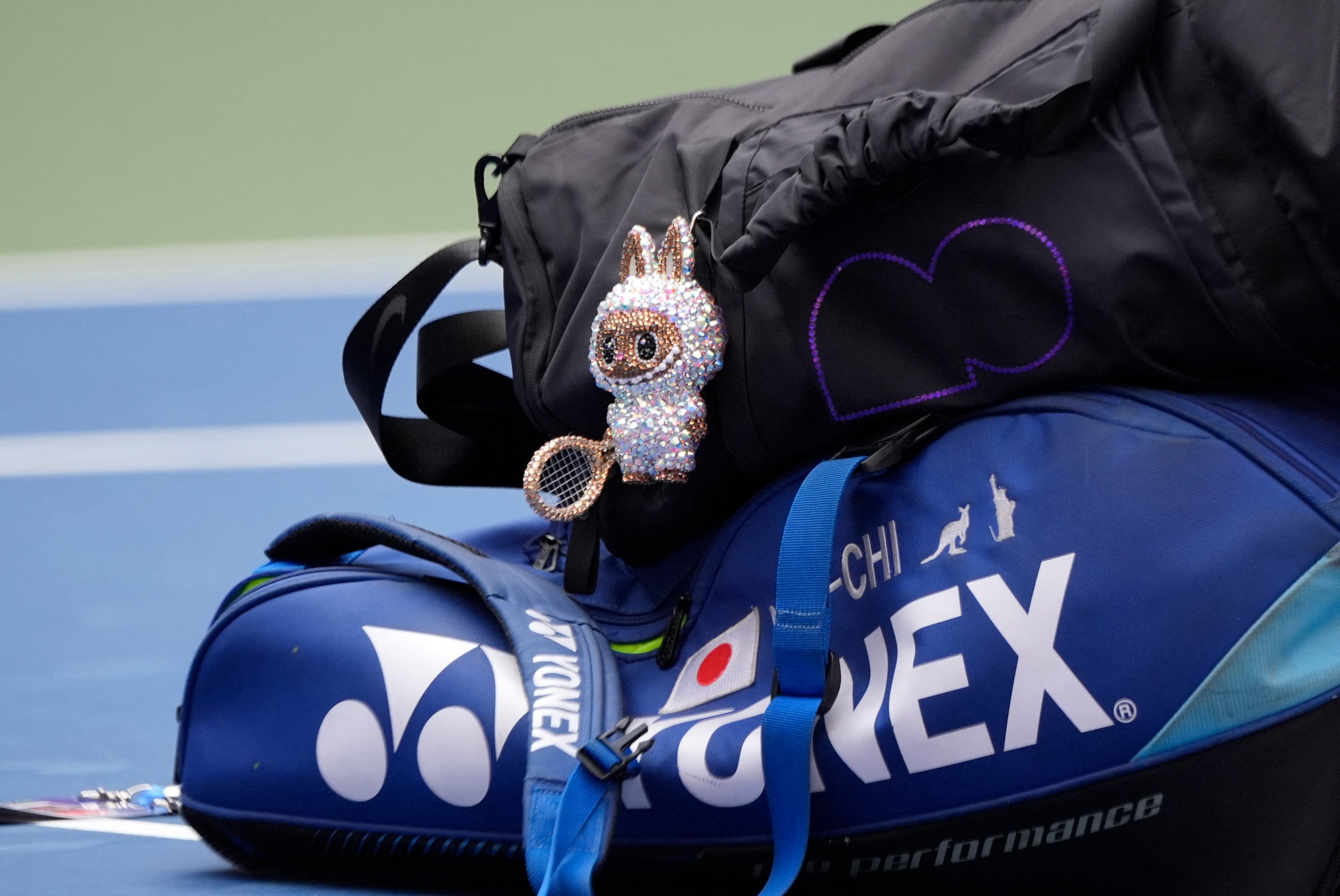 La muñeca Labubu en la bolsa de la tenista japonesa Naomi Osaka durante su partido de octavos de final contra Coco Gauff, de EE UU en el pasado US Opens. 