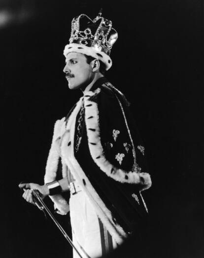 Freddie Mercury ataviado como un rey durante la actuación del grupo en el estadio Wembley en Londres, el 15 de julio de 1986.