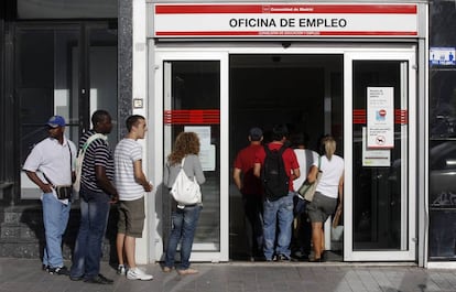 Cua d'aturats davant d'una oficina d'ocupació a Madrid.