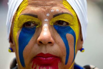 Uma manifestante durante protestos em Caracas.