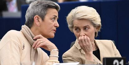 Ursula von der Leyen, presidenta de la Comisión Europea (derecha), y Margrethe Vestager, vicepresidenta y responsable de Competencia.