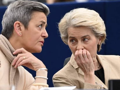 Ursula von der Leyen, presidenta de la Comisión Europea (derecha), y Margrethe Vestager, vicepresidenta y responsable de Competencia.