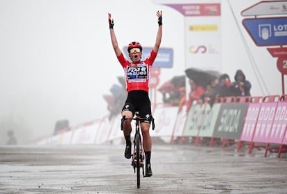 Demi Vollering celebra su victoria en la última etapa de la Vuelta Femenina.