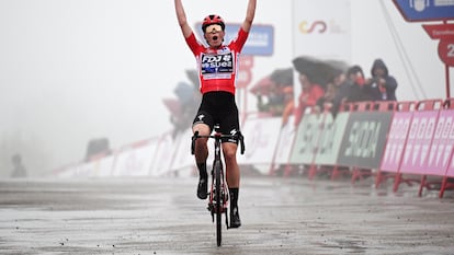Demi Vollering celebra su victoria en la última etapa de la Vuelta Femenina.