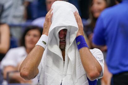 Novak Djokovic se cubre con una toalla mientras llora durante una pausa de la final.