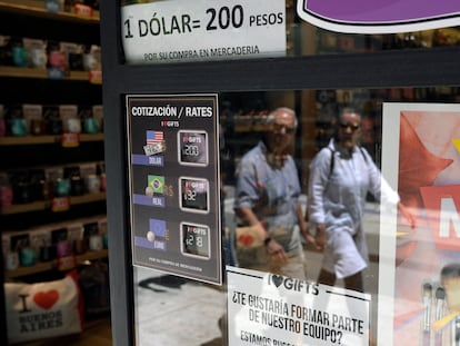 Una tienda con un cartel cuyo tipo de cambio es de 200 pesos por dólar en lugar del oficial (105,58), en Buenos Aires, en noviembre de 2021.