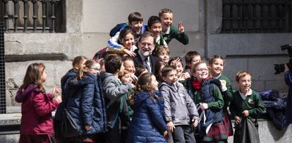 Mariano Rajoy posing with children in Madrid on Wednesday.