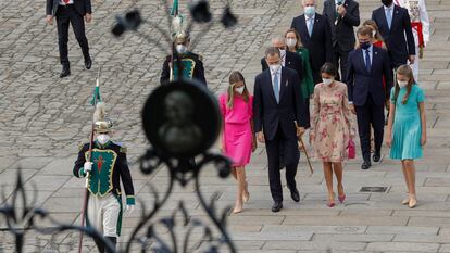 Felipe VI y Letiza y sus hijas Leonor y Sofía cruzan la plaza del Obradoiro seguidos por el presidente del Tribunal Constitucional, Juan José González Rivas, la vicepresidenta primera del Gobierno, Nadia Calviño, y el presidente de la Xunta, Alberto Núñez Feijóo.