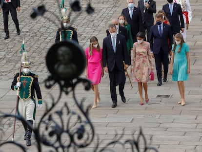 Felipe VI y Letiza y sus hijas Leonor y Sofía cruzan la plaza del Obradoiro seguidos por el presidente del Tribunal Constitucional, Juan José González Rivas, la vicepresidenta primera del Gobierno, Nadia Calviño, y el presidente de la Xunta, Alberto Núñez Feijóo.